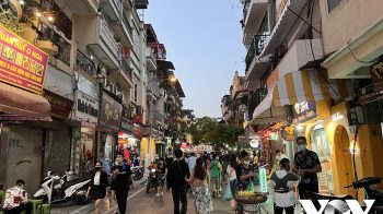 Khi du lịch làm khổ người dân