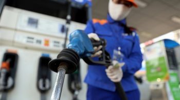 Giá xăng tiếp tục tăng mạnh lần thứ 2 liên tiếp, RON 95 lên gần 24.000 đồng/lít