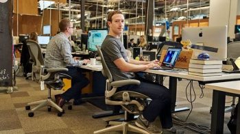 Bi hài nhân viên Facebook: Bị ép đi làm lại nhưng văn phòng không đủ chỗ, phải ngồi sàn…’họp trực tuyến’