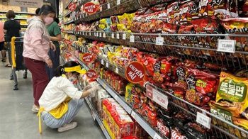 Mì gói tiếp tục bán chạy tại Việt Nam