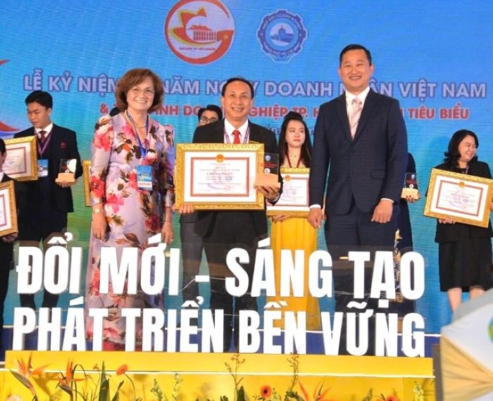 ViNa CHG vinh dự nhận 2 danh hiệu tại Lễ tôn vinh Doanh nghiệp, Doanh nhân TP.HCM tiêu biểu năm 2024