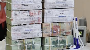 Lãi suất tăng, người dân ùn ùn gửi tiền vào ngân hàng