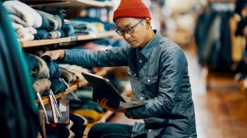 Hơn 64.000 nhân sự bán lẻ mất việc từ đầu năm 2025, riêng tháng 4 đã có hơn 7.000 người ra đi, cuộc khủng hoảng vì TMĐT và AI lan rộng