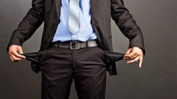 60% người dân một nước ĐNÁ lâm vào cảnh đầu tháng đã hết tiền, giới trẻ vung tiền chi tiêu để ‘bằng bạn bằng bè’, chậm lấy vợ sinh con, không tài khoản tiết kiệm