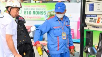 Giá xăng E10 RON95-III giảm về dưới mốc 20.000 đồng/lít